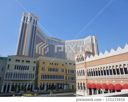 澳門威尼斯人酒店外觀的壯麗景色,映襯著湛藍的天空 澳門威尼斯人酒店外觀的壯麗景色,映襯著湛藍的天空 131215658