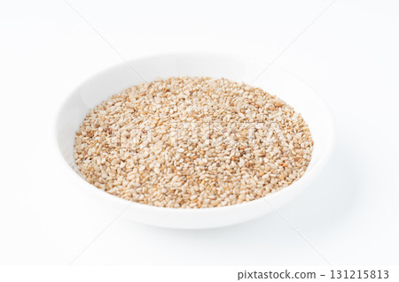 White sesame seeds (raw sesame seeds) in a plate on a white background 131215813