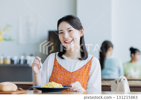 年輕女子在一家咖啡館共進午餐 131215863