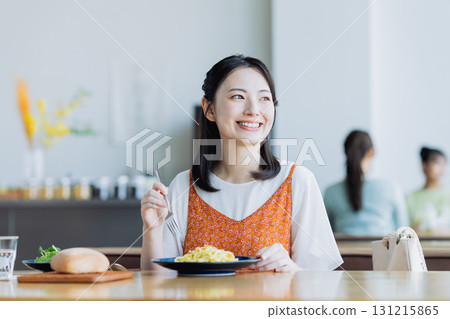 年輕女子在一家咖啡館共進午餐 131215865