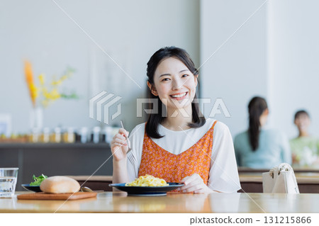 年輕女子在一家咖啡館共進午餐 131215866