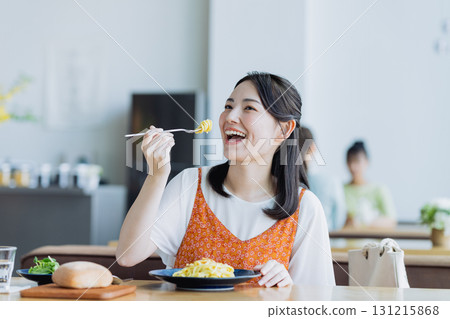 年輕女子在一家咖啡館共進午餐 131215868