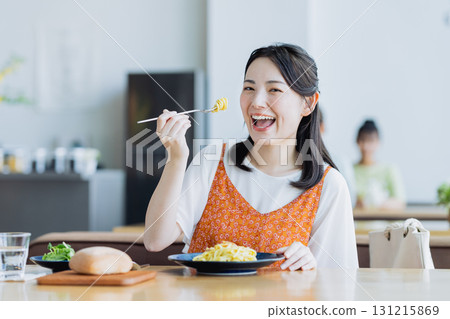 Young woman having lunch at a cafe 131215869