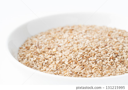 盤子裡的白芝麻（生芝麻）的特寫 131215995