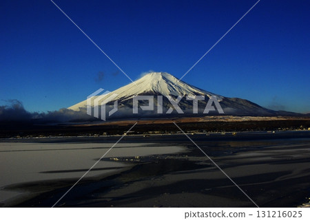 Mount Fuji in midwinter as seen from Lake Yamanaka Mount Fuji in midwinter as seen from Lake Yamanaka 131216025