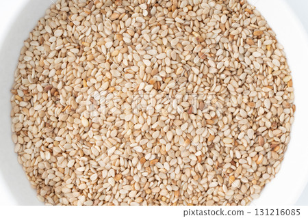 Close-up of white sesame seeds (raw sesame seeds) in a plate 131216085