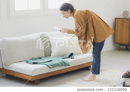 一名女子在跳蚤市場應用程式上出售物品 131216099