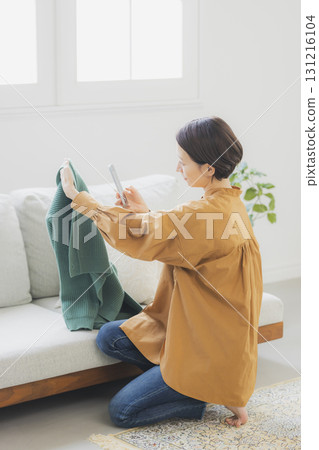 一名女子在跳蚤市場應用程式上出售物品 131216104