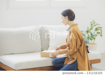 一名女子在跳蚤市場應用程式上出售物品 一名女子在跳蚤市場應用程式上出售物品 131216105