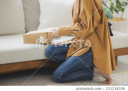 一名女子在跳蚤市場應用程式上出售物品 131216106