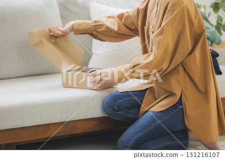 一名女子在跳蚤市場應用程式上出售物品 131216107