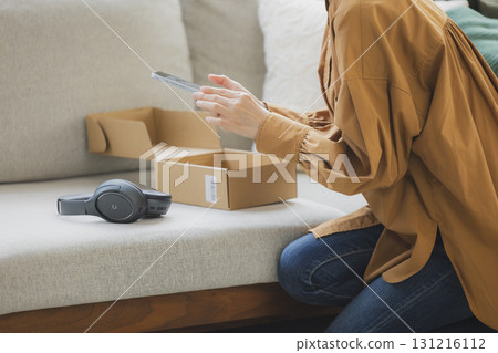 一名女子在跳蚤市場應用程式上出售物品 一名女子在跳蚤市場應用程式上出售物品 131216112
