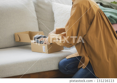 一名女子在跳蚤市場應用程式上出售物品 131216113