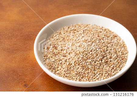 白芝麻（生芝麻）放在盤子裡 131216176