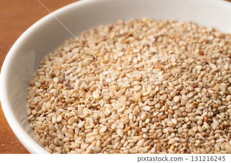 盤子裡的白芝麻(生芝麻)的特寫 盤子裡的白芝麻(生芝麻)的特寫 131216245