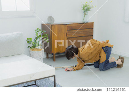 Middle-aged woman cleaning the floor Middle-aged woman cleaning the floor 131216261