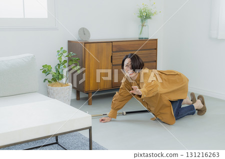 中年婦女清潔地板 131216263