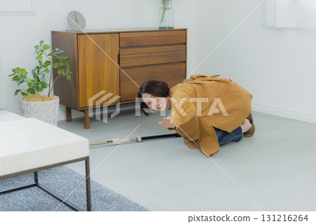 中年婦女清潔地板 131216264