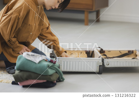 準備旅行的中年婦女 131216322