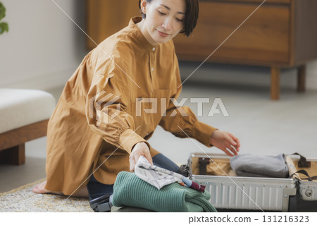 準備旅行的中年婦女 131216323