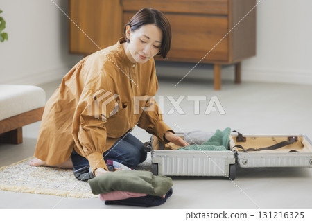 準備旅行的中年婦女 131216325