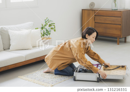 準備旅行的中年婦女 131216331