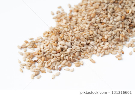 Close-up of white sesame seeds (raw sesame seeds) 131216601