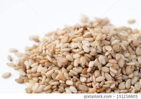 Close-up of white sesame seeds (raw sesame seeds) Close-up of white sesame seeds (raw sesame seeds) 131216605