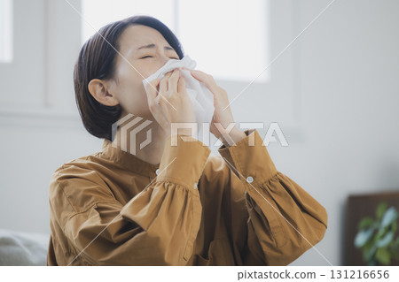 一名感冒婦女戴著口罩 131216656