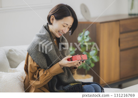 中年婦女與禮物 131216769