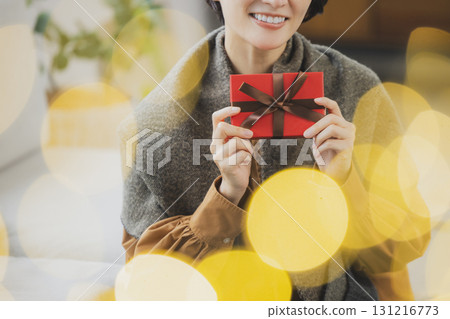 中年婦女與禮物 中年婦女與禮物 131216773