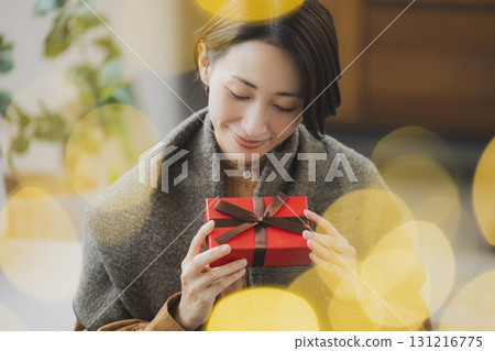 中年婦女與禮物 131216775