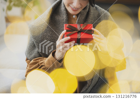 中年婦女與禮物 131216776