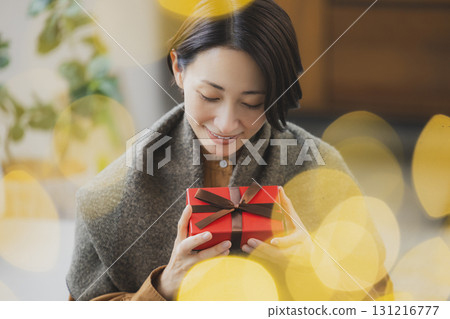 中年婦女與禮物 中年婦女與禮物 131216777