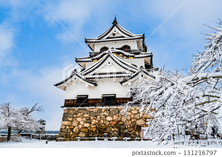 Shiga Hikone Castle: Snow-covered castle tower 131216797