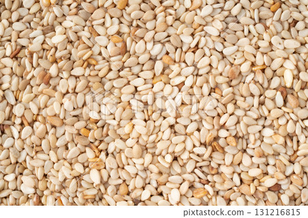 Close-up of white sesame seeds (raw sesame seeds) 131216815