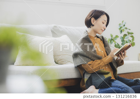 讀在沙發的婦女 131216836