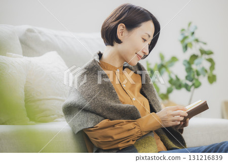 讀在沙發的婦女 131216839