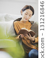 讀在沙發的婦女 131216846