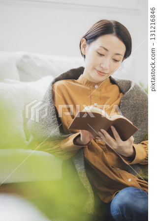 讀在沙發的婦女 讀在沙發的婦女 131216846