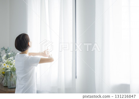 女人打開窗簾 女人打開窗簾 131216847