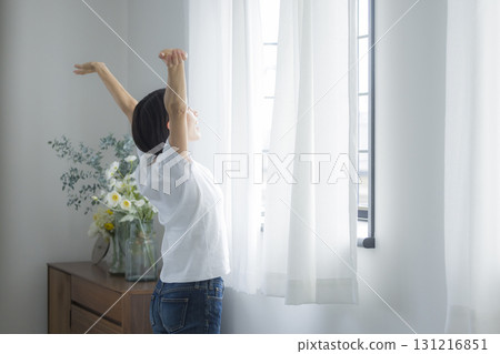 女人打開窗簾 131216851