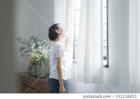 女人打開窗簾 131216853