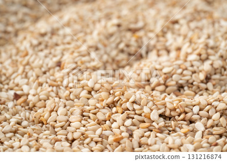 Close-up of white sesame seeds (raw sesame seeds) 131216874