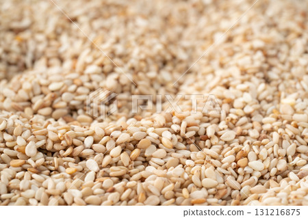 Close-up of white sesame seeds (raw sesame seeds) 131216875