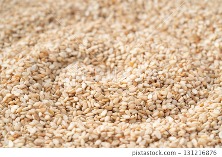Close-up of white sesame seeds (raw sesame seeds) 131216876