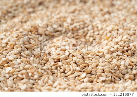 Close-up of white sesame seeds (raw sesame seeds) 131216877