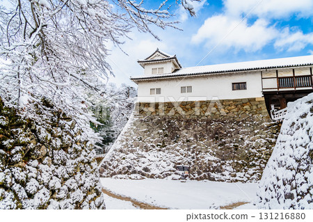 Shiga Hikone Castle: Snow-covered Tenbin Yagura Tower and Corridor Bridge 131216880