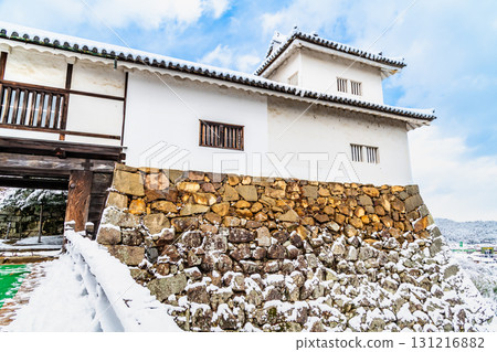 Shiga Hikone Castle: Snow-covered Tenbin Yagura Tower and Corridor Bridge Shiga Hikone Castle: Snow-covered Tenbin Yagura Tower and Corridor Bridge 131216882