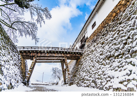 志賀彥根城：白雪皚皚的天櫓和廊橋 131216884